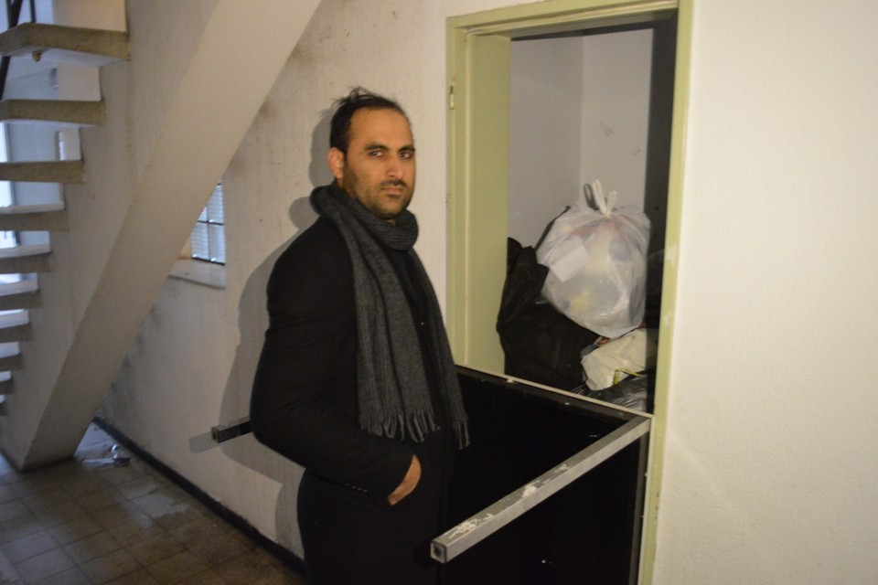 Bewoner Khan toont een van de ruimtes, afgedekt met een tafel en vuilniszakken. “Ik weet niet wat zich hierachter bevindt.”
