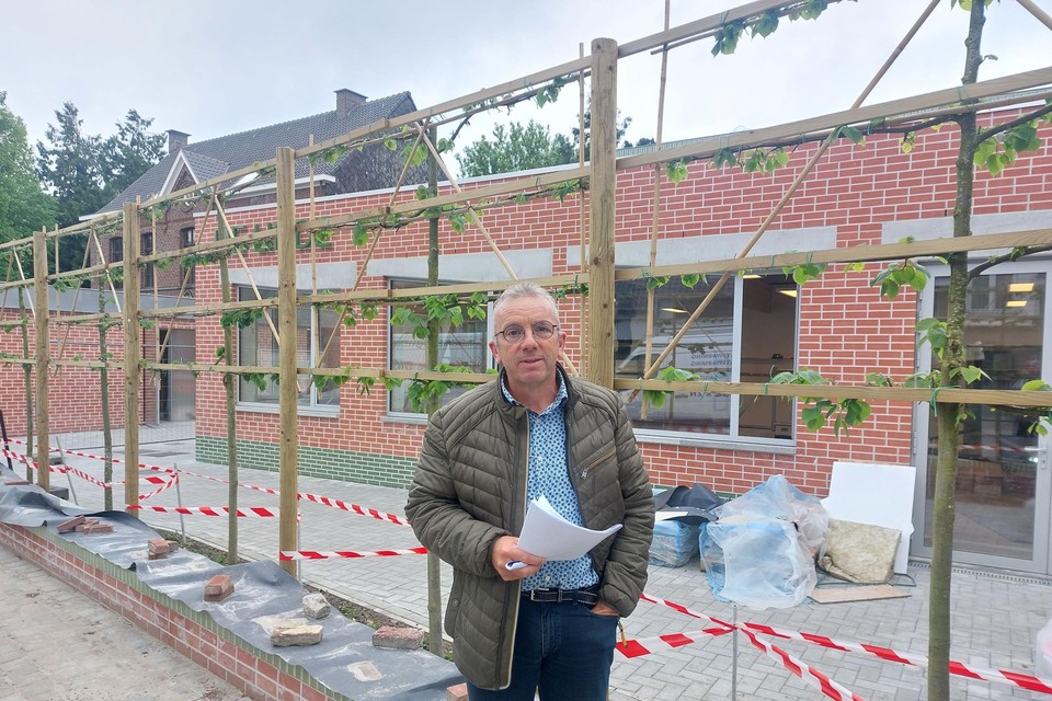 Directeur Jo Dedeurwaerder is fier op het nieuwe ontmoetingscentrum.