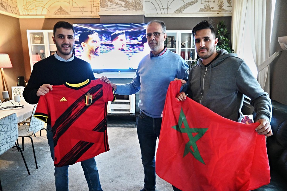 Vader Driss tussen zijn zonen Younes en Youssef die zowel voor België als Marokko zullen supporteren.  