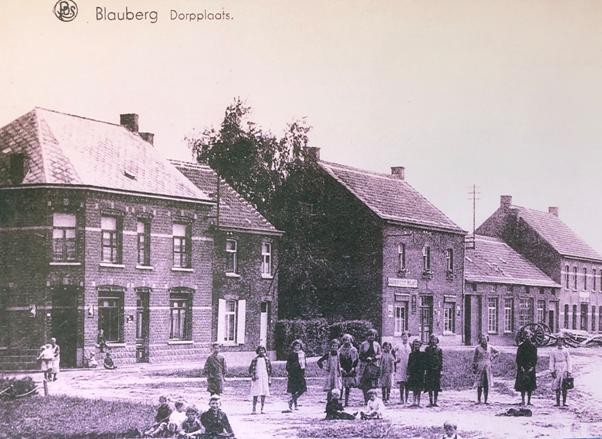 Een oude foto van de Dorpsplaats in Blauberg, met links het gebouw waarin nu Brasserie De Verlossing is.