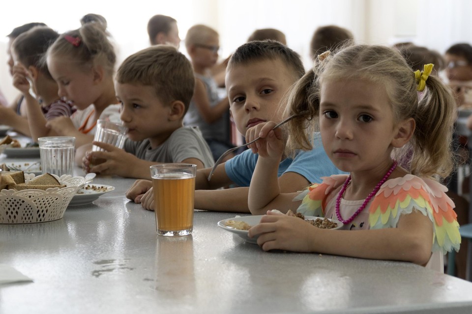 Deze kinderen zijn ondergebracht in een kamp in Zolotaya Kosa in Zuidwest Rusland. Ze komen uit een weeshuis in Donetsk, wat niet altijd betekent dat ze geen ouders meer hebben.   