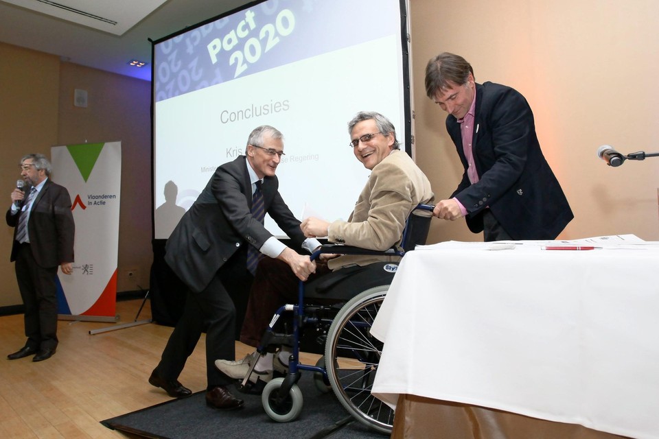 Toenmalig Vlaams minister-president Kris Peeters tijdens een van de lanceringsmeetings van ‘Pact 2020’. Na een val van een paard zat hij in een rolstoel. 
