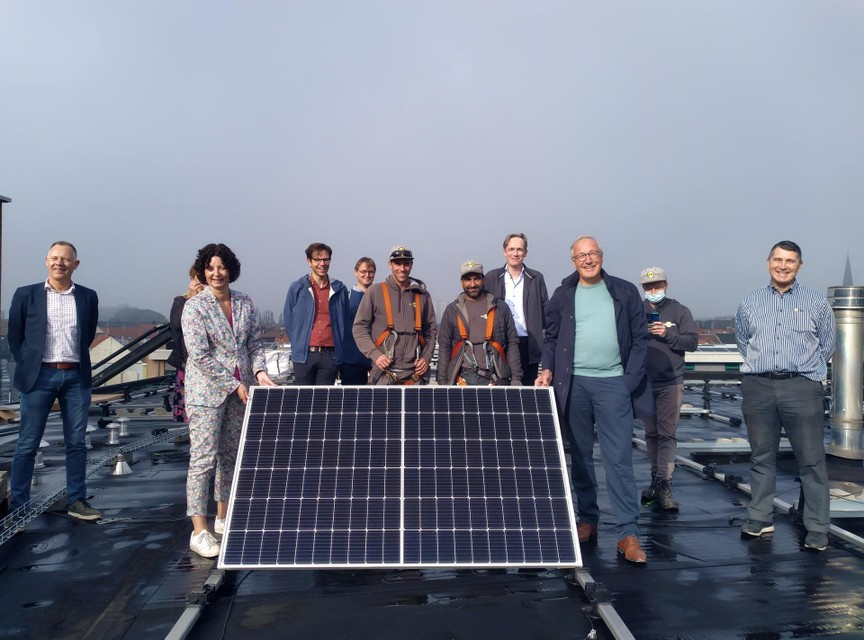 De zonnepanelen werden vrijdag geïnspecteerd door schepenen Annelies Storms en Rudy Coddens.