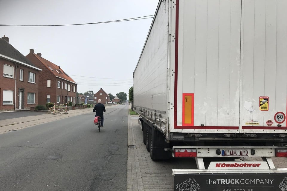 De trailer op het fietspad leidde tot gevaarlijke verkeerssituaties. Tot de takeling bleef een politieman ter plaatse.