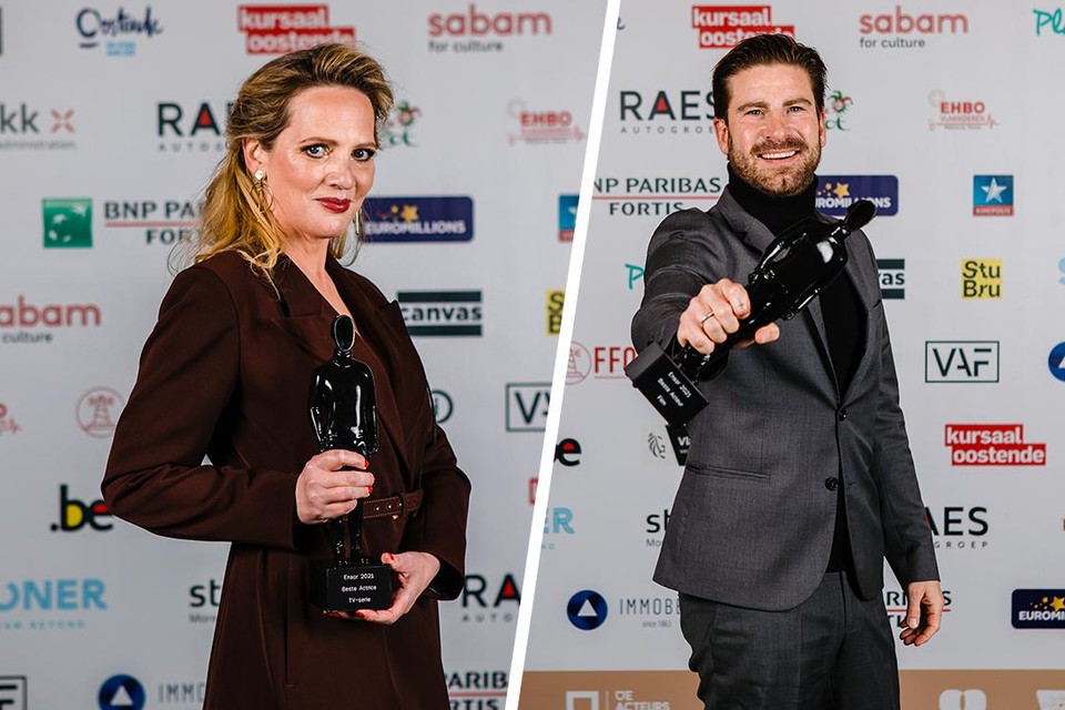 Maaike Cafmeyer en Kevin Janssens tonen hun prijzen. 