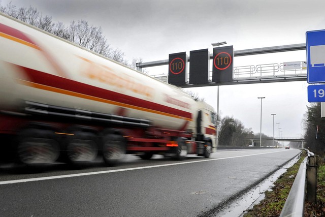 Gepakt In Snelheid: Hoe Komt Het Dat De Ene Begrensde Vrachtwagen Toch  Sneller Rijdt Dan De Andere? | Het Nieuwsblad Mobile