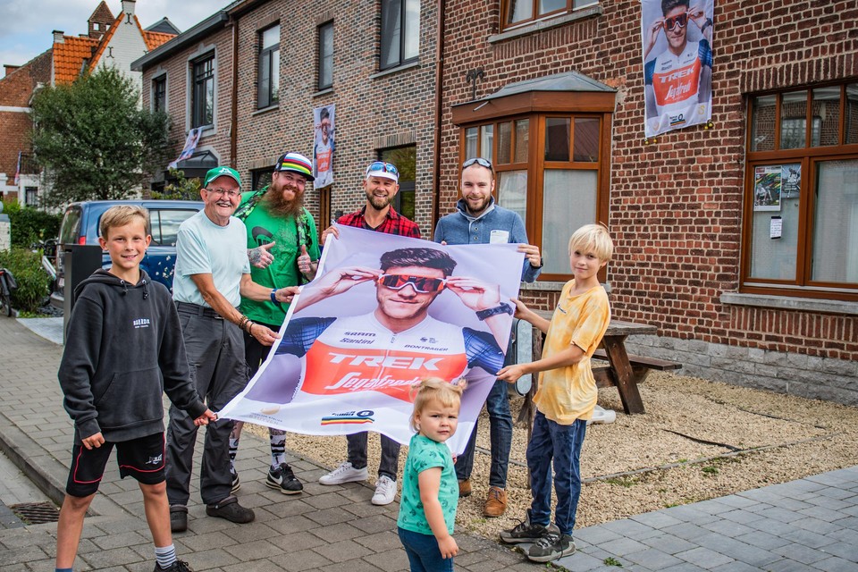 Rune, de Ieren Terry en Paul, Geert, Koen, Adriaan en vooraan Pheline, het petekindje van Jasper Stuyven, vinden het geweldig dat hun hele straat zo in wielersfeer leeft.