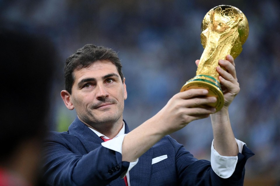 Iker Casillas, de ex-doelman die in 2010 aanvoerder was bij wereldkampioen Spanje, mocht de trofee presenteren. 
