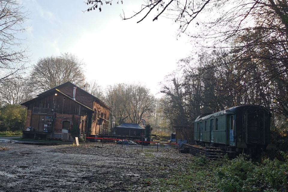 Op de site staan naast het historische pand ook nog twee oude treinwagons. 