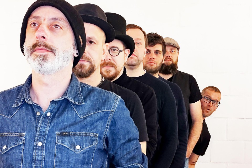 De band begon als folkduo en groeide doorheen de jaren uit tot de zevenkoppige band die er nu staat.
