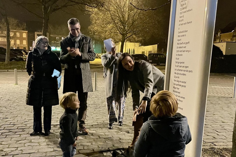 Samen met zoontjes Amedee en Willie mocht Femke Aubroeck haar gedicht woensdagavond onthullen.
