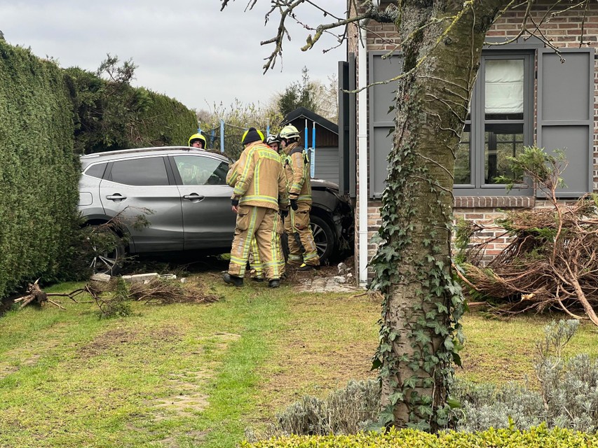 De wagen kwam tot stilstand tegen het huis.