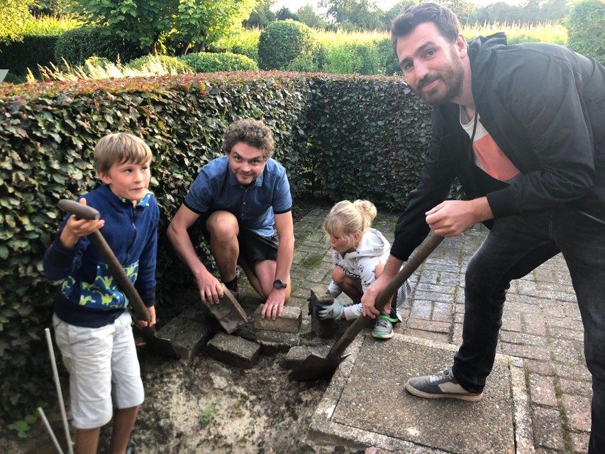 Ook overbodige klinkers rond het huis moeten weg. Elke vierkante meter bij het Kempens kampioenschap tegelwippen.