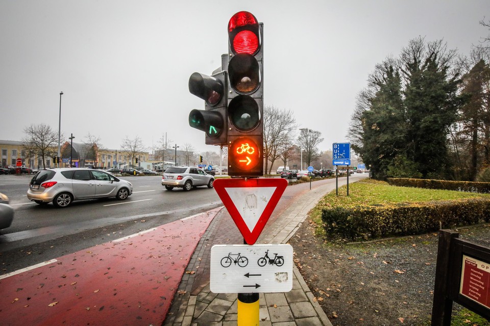 De fietser negeerde het rode stoplicht.