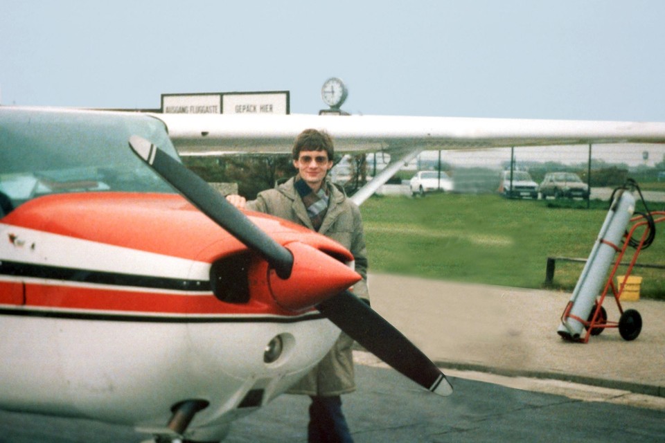 De 18-jarige Mathias Rust bij zijn vliegtuigje. Op 28 mei 1987 verbaast hij de wereld met zijn landing op het Rode Plein.