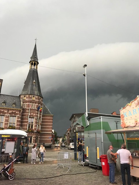 Schoten ontsnapt. De rolwolk met het zwaarste onweer trekt naar Wijnegem en Deurne. 