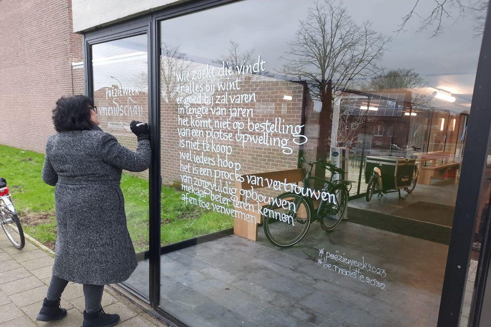 Bernadette D’Haeze schreef het gedicht Vriendschap van Marc Laenen op een raam van vrijetijdshuis De Moer in Vosselaar.