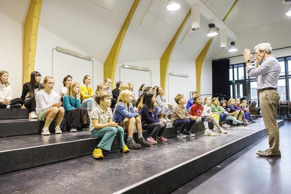 Het Kinderkoor Opera Ballet Vlaanderen in volle repetitie.