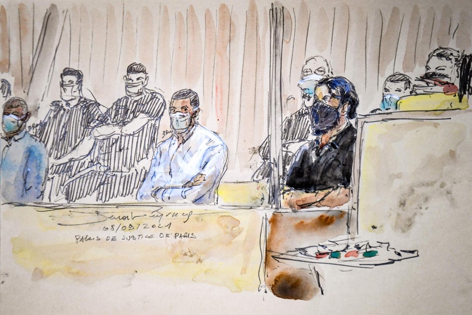 Mohamed Abrini (links) en Salah Abdeslam (rechts), met mondmasker, vandaag getekend in de rechtszaal