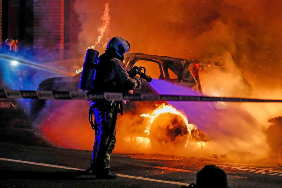 In Brussel werden heel wat auto’s in brand gestoken tijdens Oudejaarsnacht. 