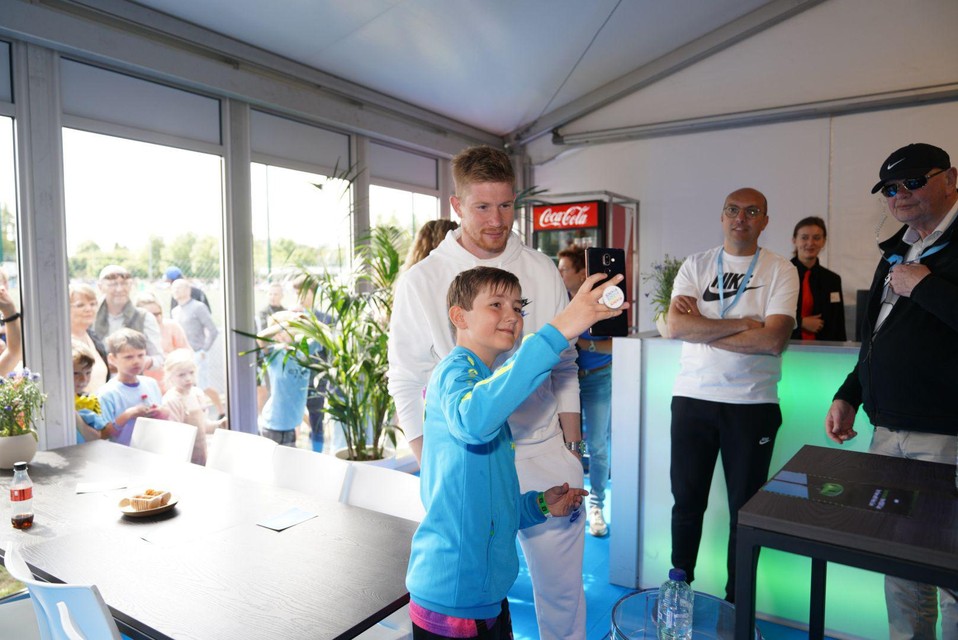 De Bruyne maakt vandaag op de KDB Cup tijd voor handtekeningen en selfies met jonge fans 