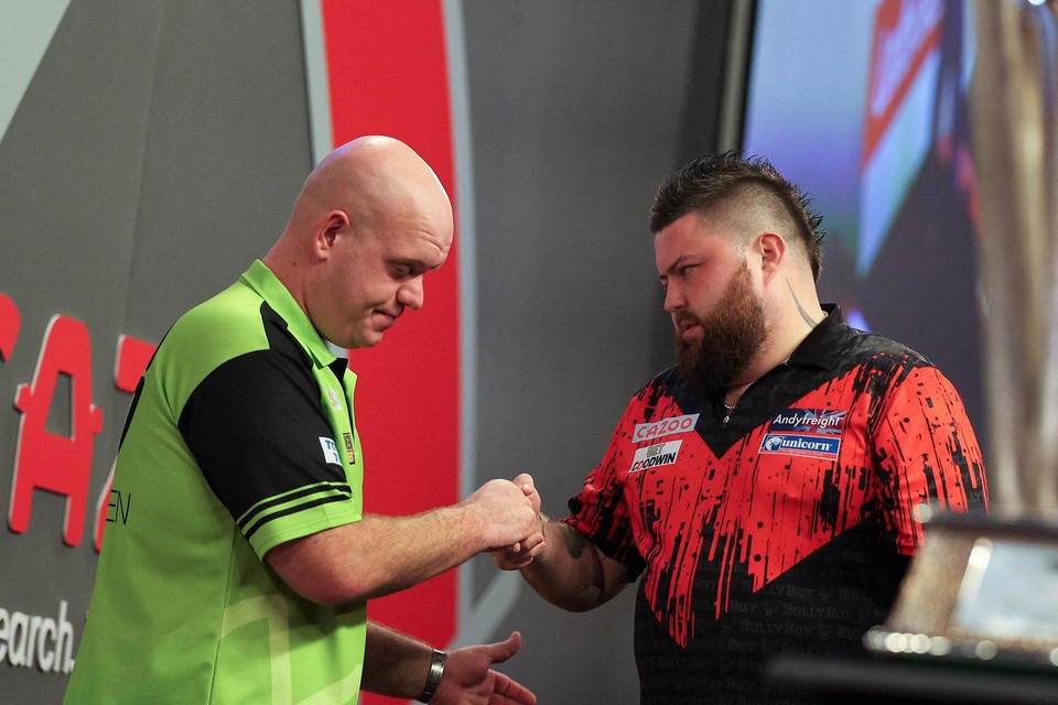 Michael van Gerwen en Michael Smith tijdens hun epische WK-finale.