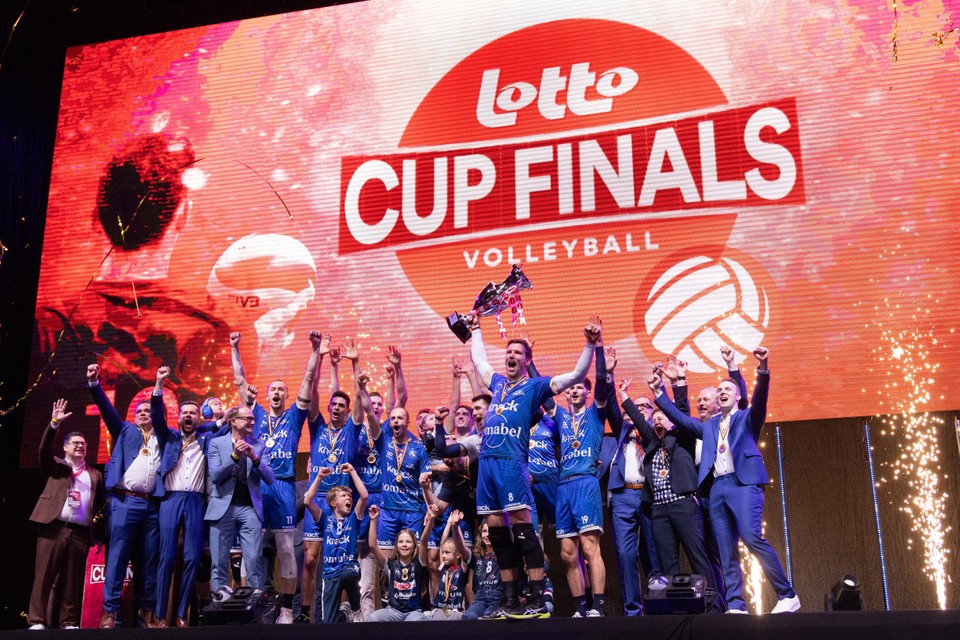 Matthijs Verhanneman raises the cup: his ninth and already the sixteenth for Roeselare.