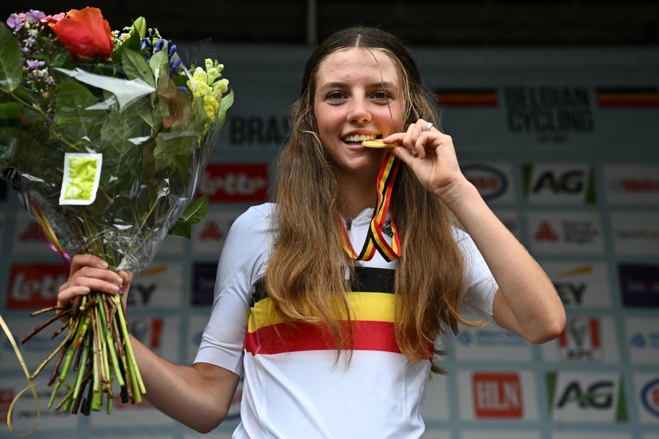 Jilke Michielsen pronkt met haar driekleur en gouden medaille. 