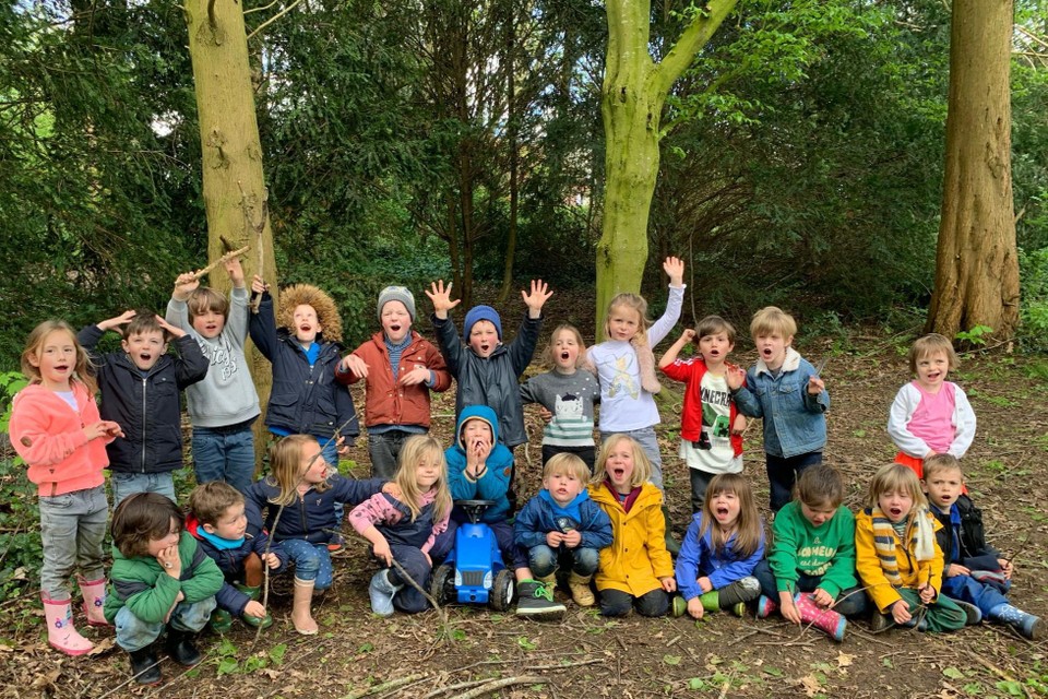 De kinderen van de tweede en de derde kleuterklas van de gemeentelijke kleuterschool ’t Kapoentje zochten het bos op.