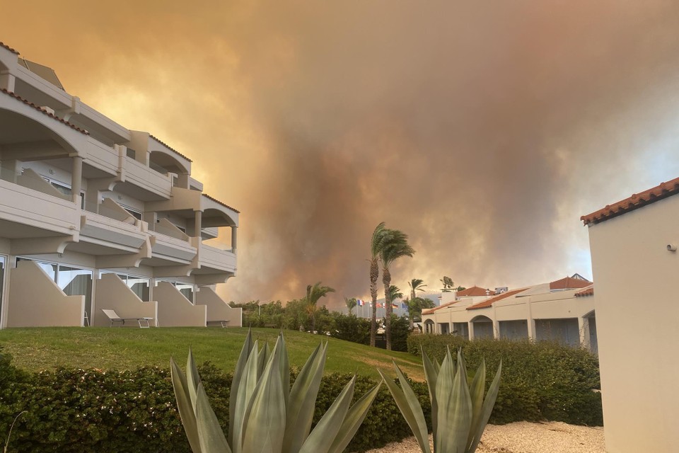 Het populaire vakantie-eiland Rhodos werd vorige maand getroffen door bosbranden. Heel wat toeristen moesten vluchten uit hun verblijven.