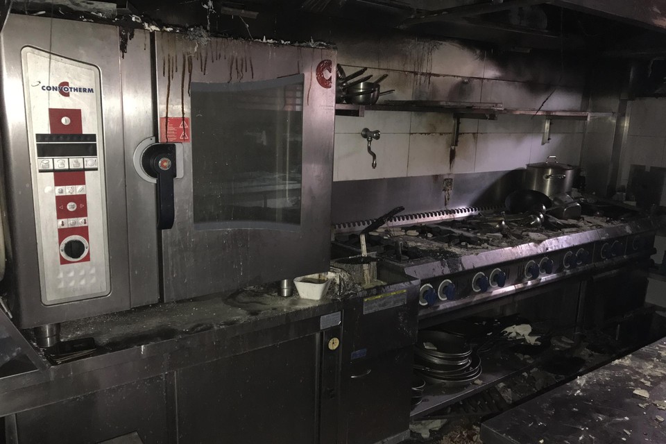 De brand woedde in de keuken van het restaurant, maar richtte ook in de zaal binnen veel schade aan. 