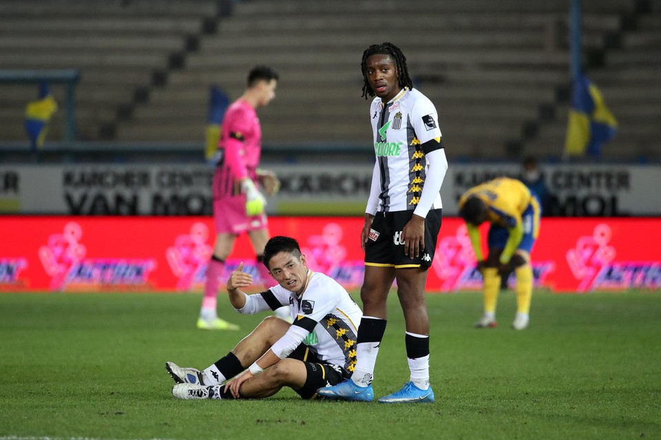 Morioka vraagt om verzorging in het duel tegen Waasland Beveren. Hij mist de match tegen Genk.