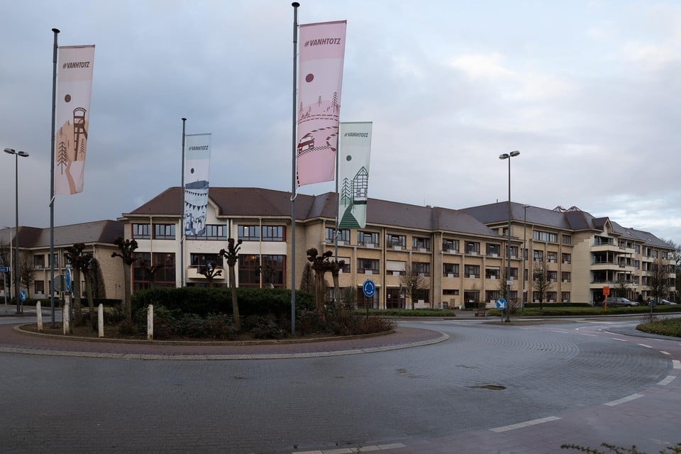 In rusthuis De Bloemelingen in Zolder zijn nu in totaal 17 bewoners en 6 personeelsleden besmet. 