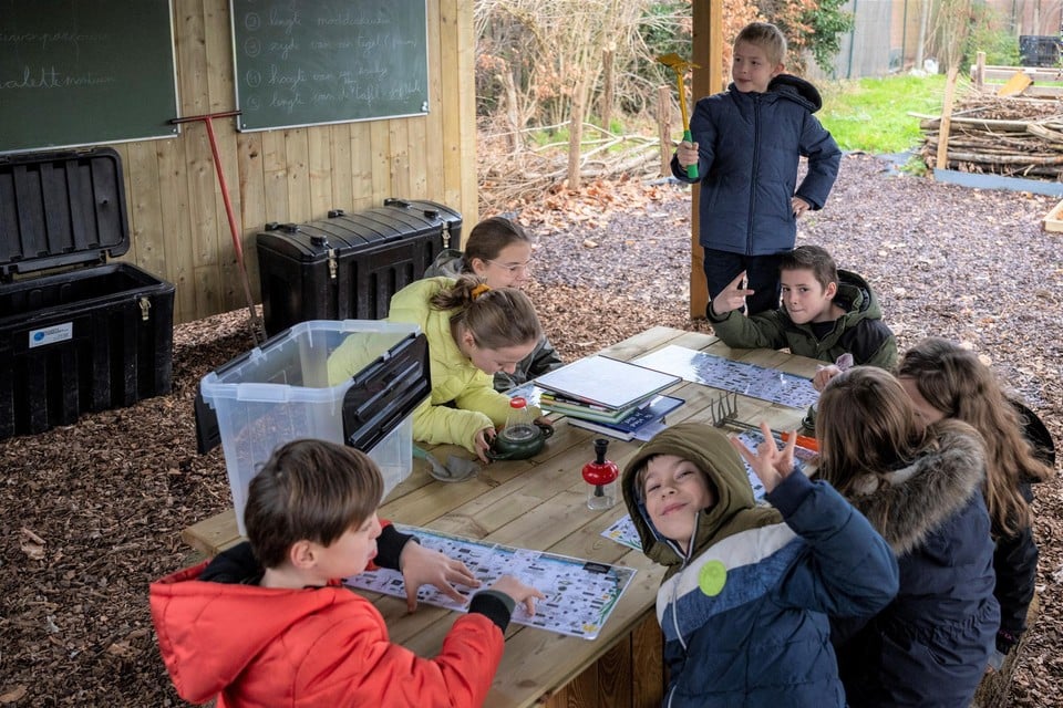In de buitenklas kunnen de leefschoolkinderen naar hartenlust experimenteren en leren in open lucht.