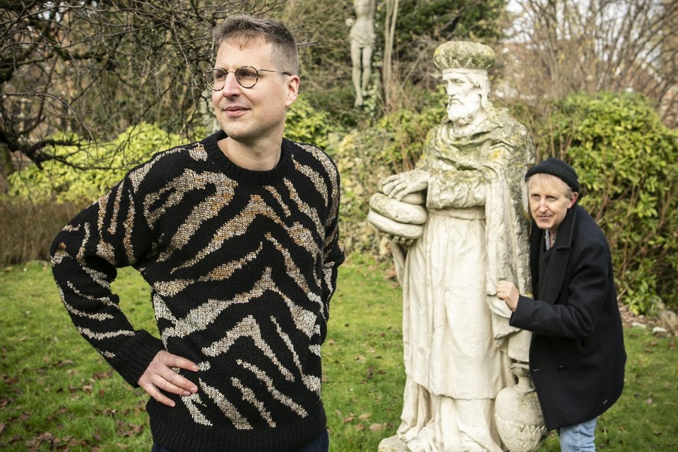 Maarten Inghels en Peter Holvoet-Hanssen in het Begijnhof, de woonplaats van Holvoet-Hanssen.