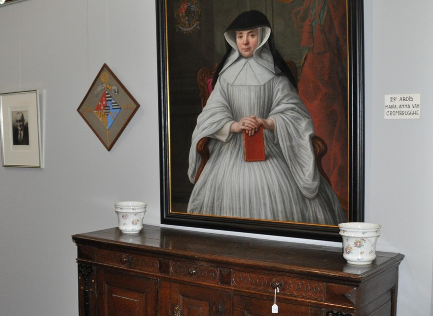 In het museum hangen verschillende schilderijen met daarop de beeltenis van een abdis.