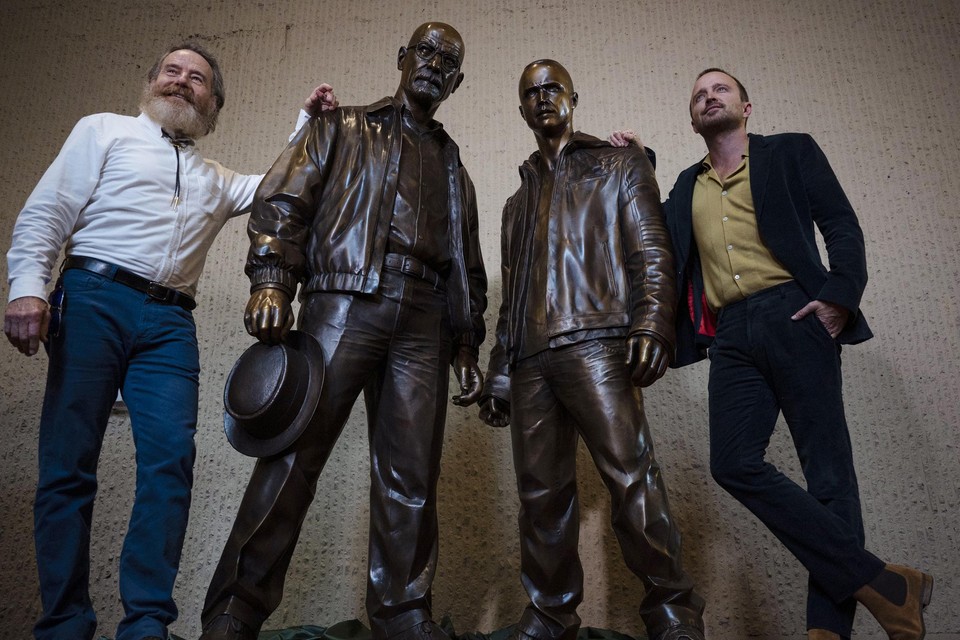 Bryan ‘Walter White’ m en Aaron ‘Jesse Pinkman’ Paul bij hun standbeelden in Albuquerque. 