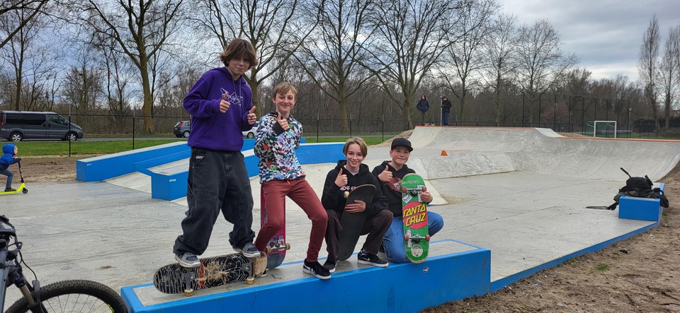 Neeka, Jens, Jarno en Indy keuren het nieuwe skatepark goed.