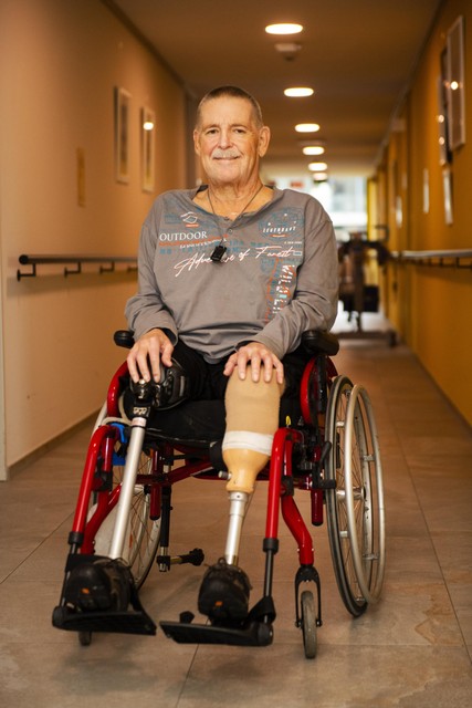 Henry (66) gaat na rusthuis nog begeleid wonen: “Ik verloor mijn rechterbeen en drie maanden later mijn linkerbeen. En in tussentijd ook mijn vrouw.” 