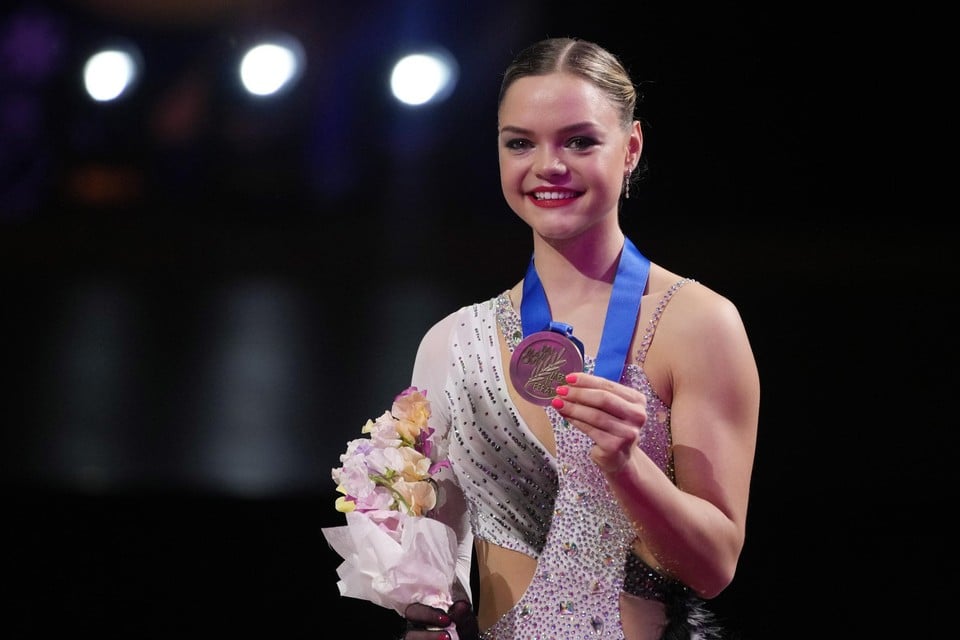 Loena Hendrickx toont met trots haar bronzen plak.