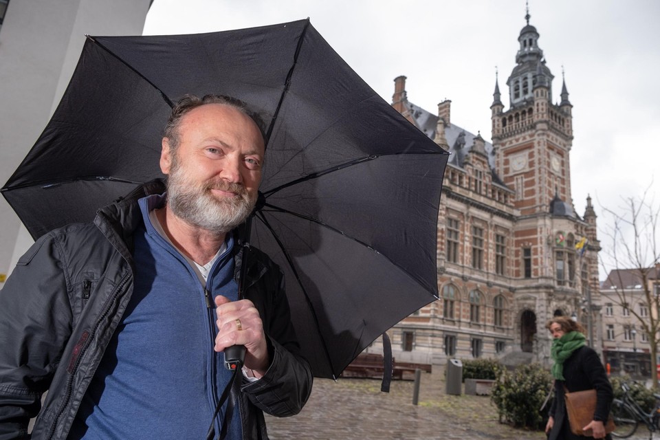 Borgerhoutenaar Marc Spruyt werkt aan de allereerste reisgids van Borgerhout. Op de achtergrond het imposante districtshuis van Borgerhout, veruit het mooiste van Antwerpen. 
