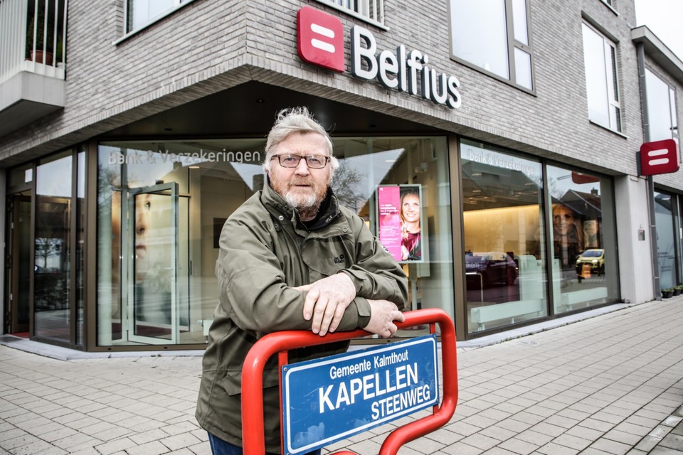 Marc Van Loon aan het kantoor van Belfius in Kalmthout. “Ik heb hier alleen een spaarrekening, geen bankkaart.”   