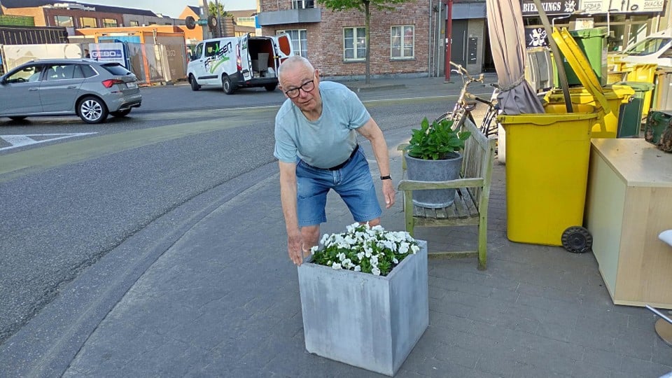 A heavy flower box was taken at Erik Sterkens.
