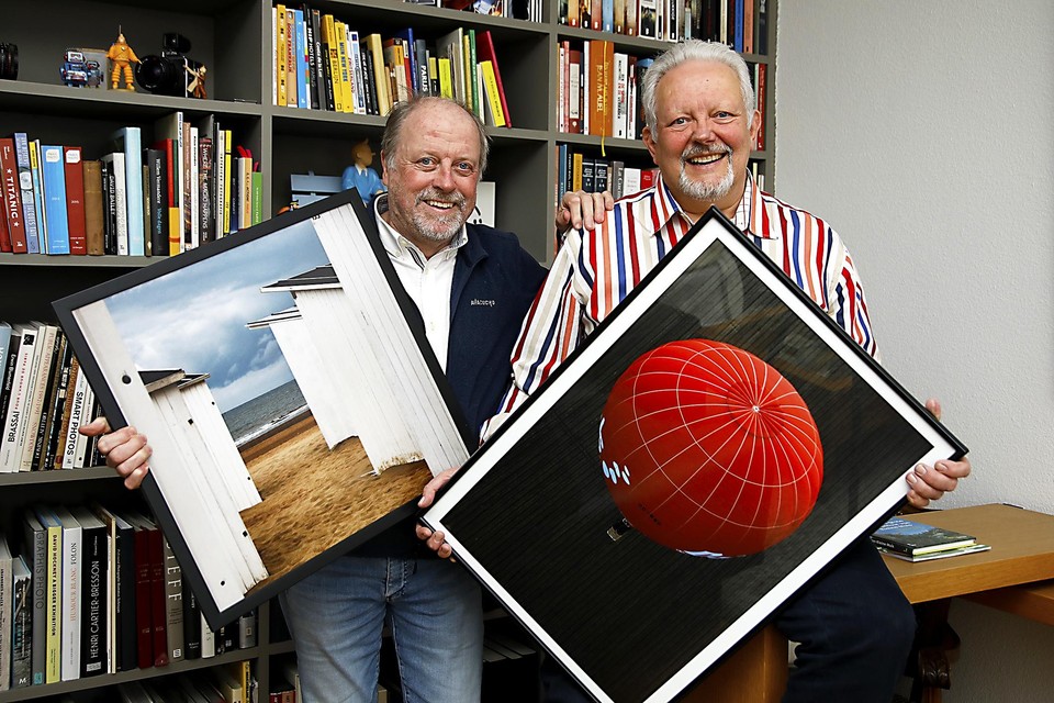 Fotografen Dirk De Keyzer (links) en Patrick Holderbeke (rechts) slaan de handen in elkaar en verhuren nu hun werken in fotokaders. 