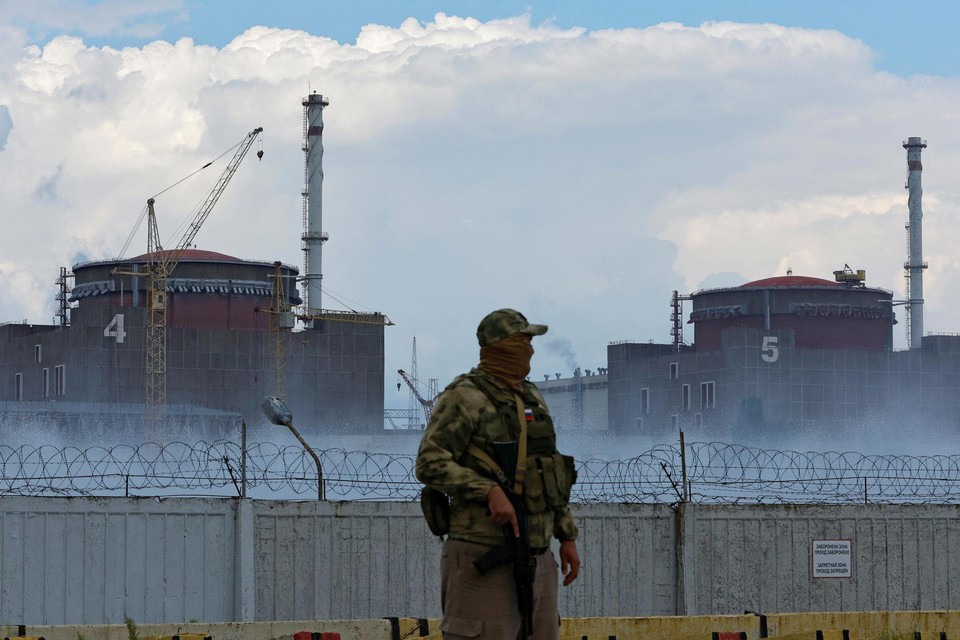 Een Rus bewaakt de kerncentrale van Zaporizja. 