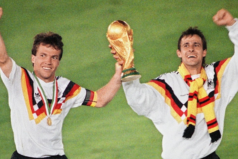 Lothar Matthaeus en Pierre Littbarski steken de wereldbeker de lucht in na de 1-0-zege van West-Duitsland tegen Argentinië op het WK in 1990. 