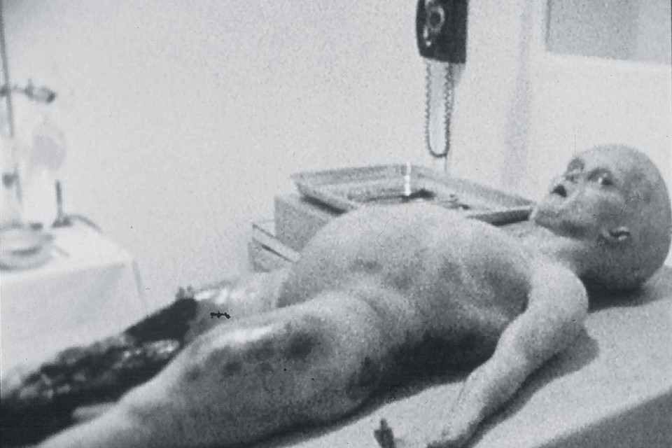 Een foto van de autopsie van een van de aliens die crashten in 1947. Zogezegd toch. Dat dit beeld nep was, werd snel duidelijk. Maar voor veel waarnemingen in de VS is nog geen verklaring gevonden. 