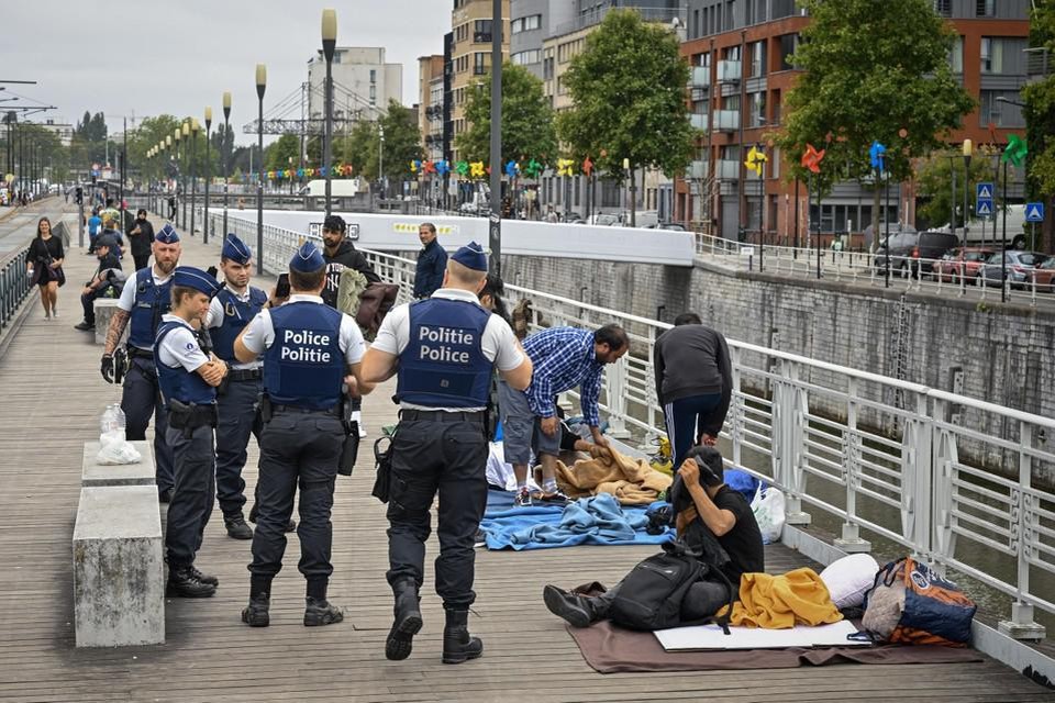 Politieagenten sturen vluchtelingen weg van het kanaal tijdens de opvangcrisis in de zomer van 2022