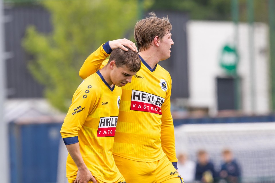 Robbe en Jonas Van Gestel vieren hun doelpunt.