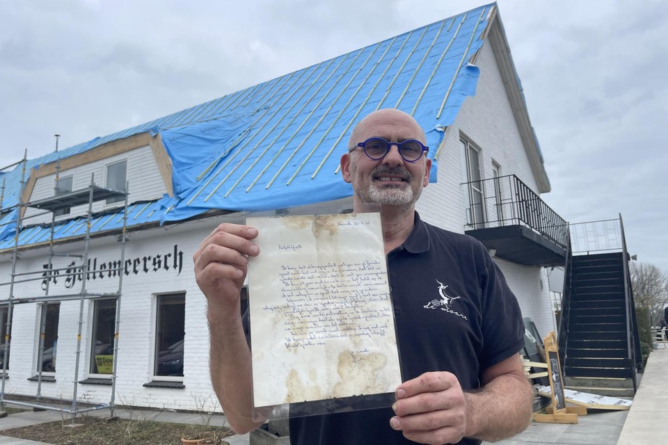 Laurens Van  den Weghe (58) met de brief, die hij ontdekte in het dak van zijn horecazaak De Hollemeersch in Heuvelland.